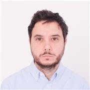 Ilustrador y fotógrafo que imparte clases de dibujo, foto, ilustración, a niñxs de todas las edades. También a personas adultas